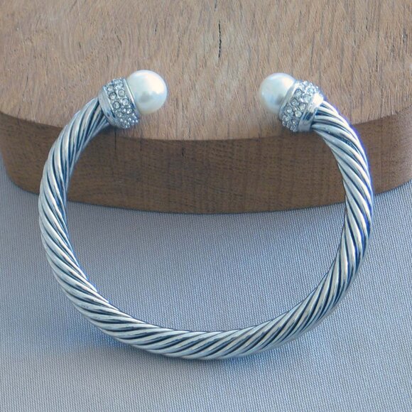 Stainless steel elegant bangle bracelet - Picture 4 of 4